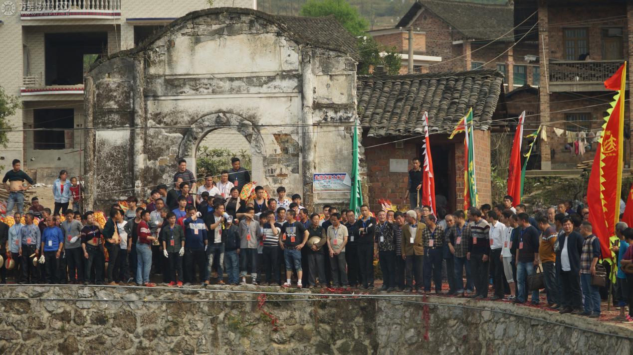 扶氏大家族在祠堂门口大合照