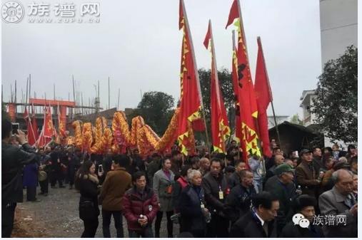 伍氏总祠堂前队伍