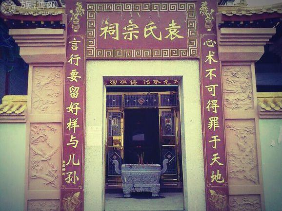 供在堂屋正中的神龛上的传家宝“族谱”