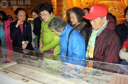 一位中学教师办起了族谱展，居然吸引了数万人参观