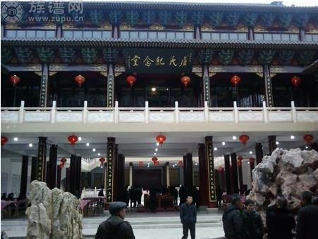 历时近三年，终于建成一座气势恢宏的卢氏宗祠