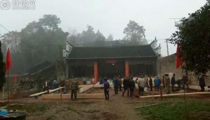 湖南省麻阳县重修聂氏宗祠，各地聂氏宗亲参加上梁仪式