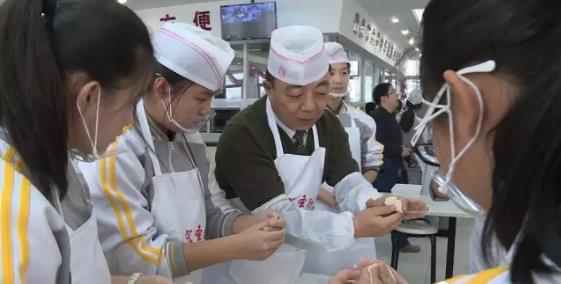 过年基本上每家每户都会包饺子，一家人一起包饺子很有年味