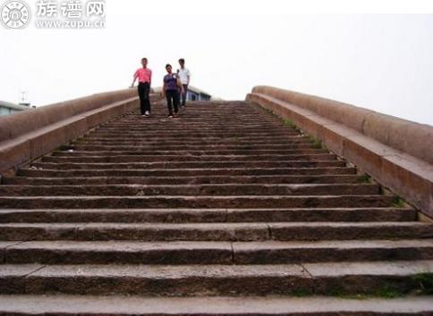 回家时走在先人修建的桥上，真是让人感慨万千